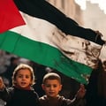 Enfant drapeau palestine agitant dans vent devant batiment abandonne 991097 607